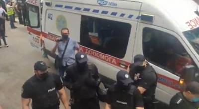 "Ганьба": протест под стенами диспансера в Харькове перерос в драку с полицией, видео
