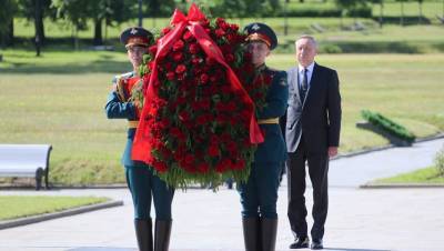 Чиновники возложили цветы к монументу Матери-Родины на Пискарёвском кладбище