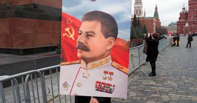 Москвич попытался повесить портрет Сталина в подъезде и умер