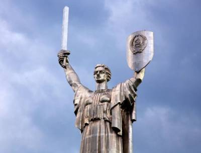 Содомиты в Киеве "нацепили" на Родину-мать свой флаг