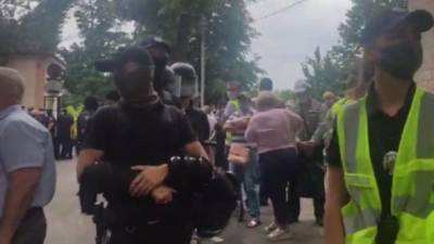 В Харькове люди блокируют диспансер, куда везут больных с COVID-19, произошли столкновения