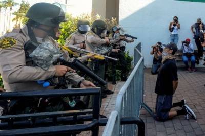 Беспорядки из-за убийства полицией латиноамериканца вспыхнули в Калифорнии