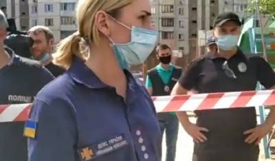 Спасателей обвинили в мародерстве после взрыва многоэтажки на Позняках: "Выйди из моей квартиры"