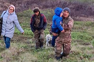 Двое россиян с маленьким ребенком потерялись и больше суток провели в тундре