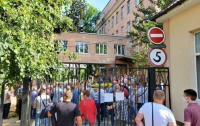 В Харькове чернобыльцы заблокировали больницу для приема больных COVID-19