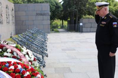 Главком ВМФ возложил цветы к мемориалу на Пискаревском кладбище