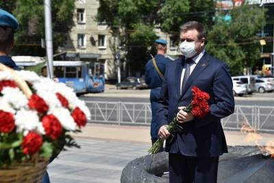Любимов возложил цветы к Монументу Победы в День памяти и скорби