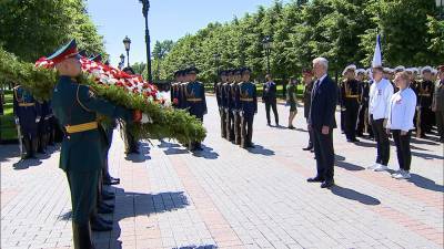 Путин и Собянин возложили цветы к Могиле Неизвестного солдата