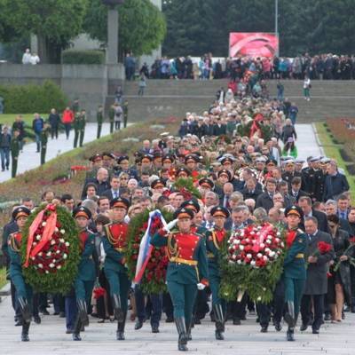 В Петербурге на Пискарёвском кладбище почтили память павших в Великой Отечественной войне