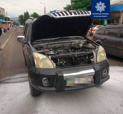 В Лисичанске прямо на улице загорелся автомобиль: фото