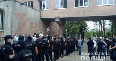 Коронавирусный скандал в Харькове: в столкновениях возле медучреждения травмировали двух полицейских (3 фото)