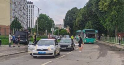 Во Львове 23-летний водитель Mercedes сбил мальчика с мячом: ребенок в реанимации