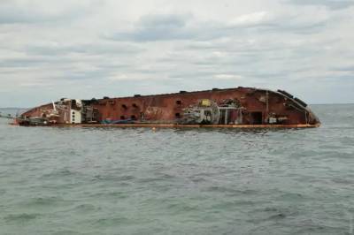 С затонувшего возле Одессы танкера Delfi произошла утечка топлива, пляж закрыт