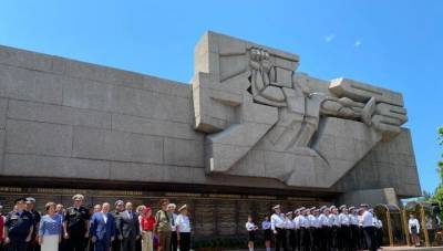 День начала войны в Севастополе отметили церемонией слияния Вечных огней