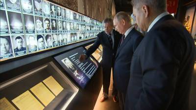 "Дорога памяти - дорога в вечность": Путин осмотрел музей в парке "Патриот"