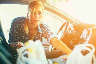 Опасно для жизни: 7 вещей, которые ни в коем случае нельзя оставлять в машине летом