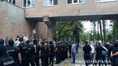 Коронавирус: в Харькове возле "чернобыльской" больницы во время столкновений пострадали двое полицейских
