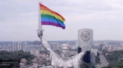 Украинский эксперт назвала флаг ЛГБТ на скульптуре "Родины-матери" в Киеве монтажом