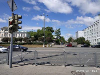 В центре Екатеринбурга поставили забор от пешеходов вместо обещанного перехода