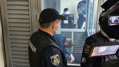 Апелляционный суд оставил под стражей двух полицейских по подозрению в изнасиловании в Кагарлыке