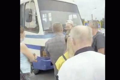 На КПП «Еленовка» начался бунт – террористы сдерживают людей автоматами