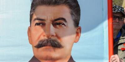 Пожилой москвич погиб, вешая в подъезде портрет Сталина