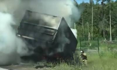 Появилось видео с места пожара, где загорелась фура