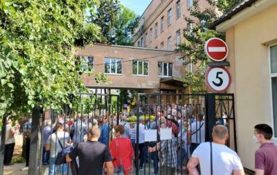 В Харькове протест против лечения в диспансере больных коронавирусом