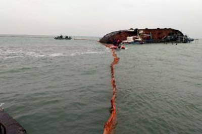 Разлив нефти из танкера в Одессе: пляж закрыли для посещений из-за загрязнения воды