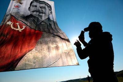 Российский пенсионер попытался повесить портрет Сталина в подъезде и умер