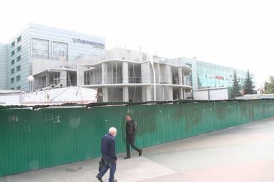 В Тюмени начали сносить недостроенный офисный центр Тюменского ЦУМа