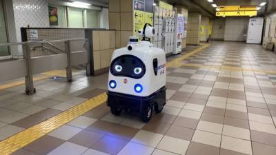 Автономный робот в Японии дезинфицирует железнодорожную станцию.
