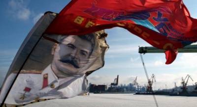 В Москве пенсионер пытался повесить портрет Сталина, но упал и умер