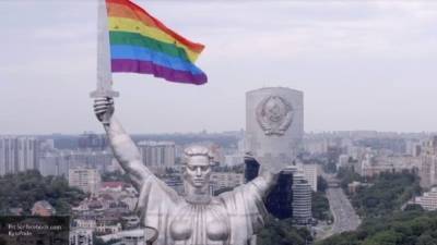 СМИ: флаг ЛГБТ на монументе "Родина-мать" в Киеве оказался монтажом
