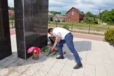 В День памяти и скорби Сергей Талдыкин возложил цветы к братской могиле