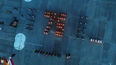 Аэростаты подняли в воздух 18-метровый флаг России в Краснодаре — видео