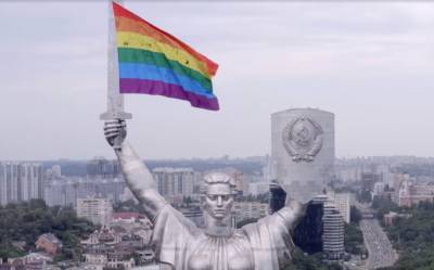 Мечом и радугой. В соцсетях обсуждают флаг ЛГБТ-движения возле "Родины-матери"