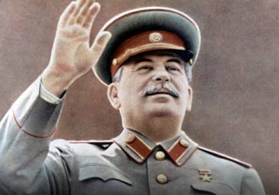 Москвич умер после попытки повесить в подъезде портрет Сталина