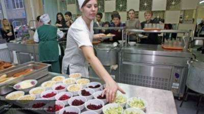 Правительство России ввело бесплатное питание для всех школьников страны