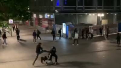 Свидетели засняли жестокое нападение на полицейского во время беспорядков в Штутгарте (+видео)