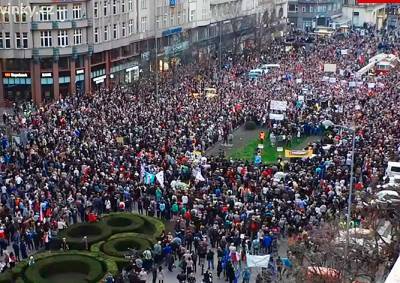 «Чехия – не Россия»: на митинг против Бабиша в Праге вышли 10 тыс. человек