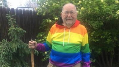 Пенсионер в 90 лет признался, что он гей