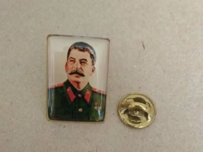 В Москве пенсионер пытался повесить портрет Сталина, но зацепился, упал и умер