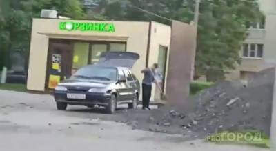 Полиция ищет мужчину, который по утру грузил асфальтную крошку в автомобиль