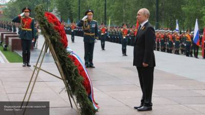 Ветеран ВОВ Алексей Кужильный возложил цветы к Вечному огню вместе с Владимиром Путиным