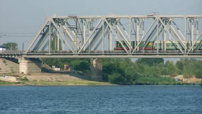 Два железнодорожных моста в Астраханской области оснастили системой видеонаблюдения