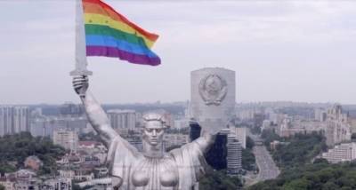 «Чудовищная фальсификация истории»: Алтабаева о флаге ЛГБТ на «Родине-мать» в Киеве