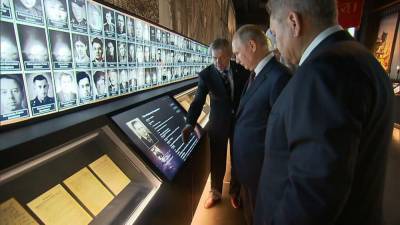 Путину показали портрет отца в архиве музея «Дорога памяти».