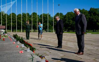 Российские дипломаты возложили цветы к памятникам советским воинам в Латвии