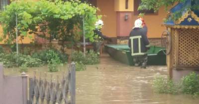 Из-за наводнения на Прикарпатье и Буковине ввели чрезвычайные меры безопасности (9 фото)